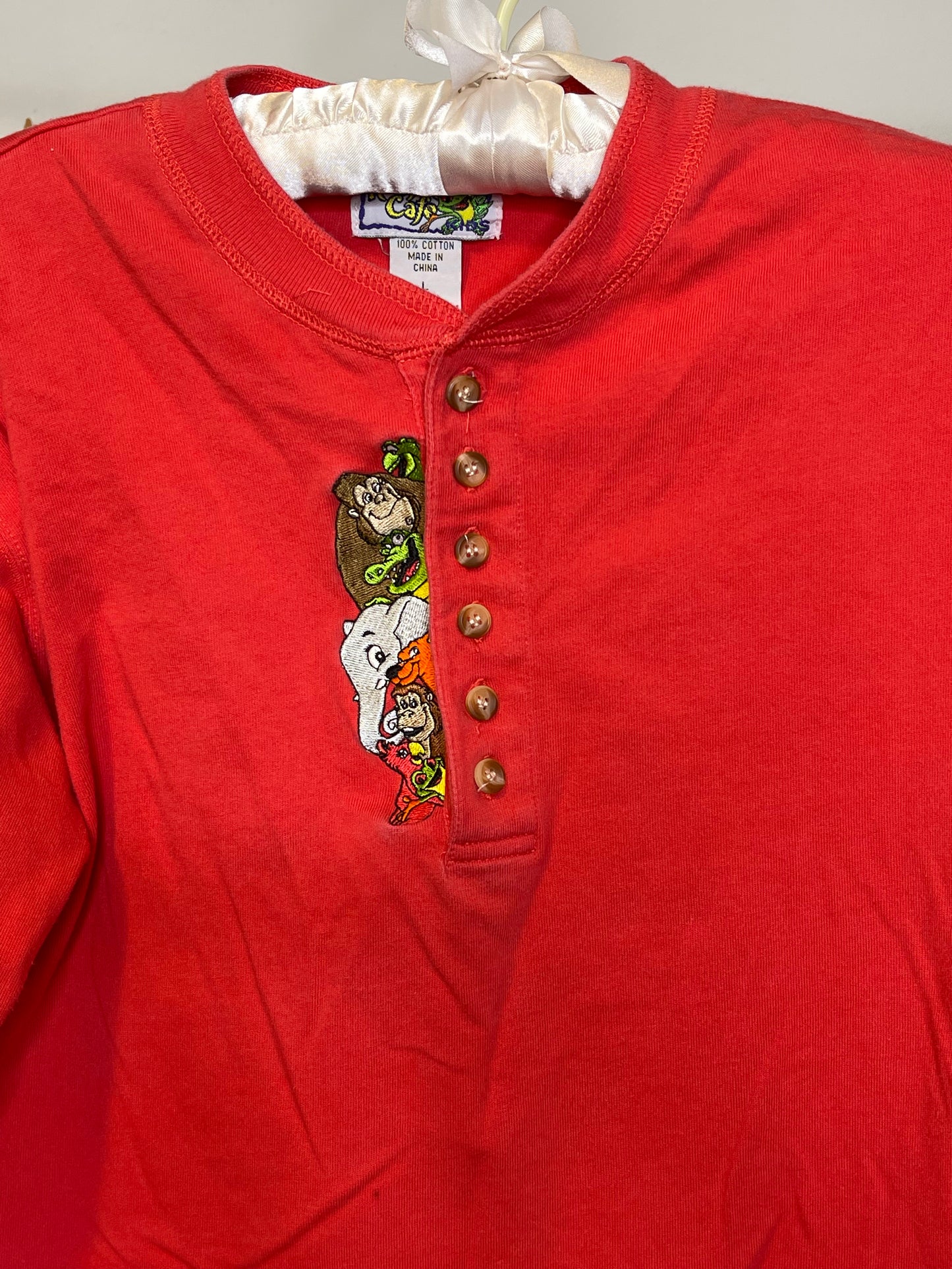 2000s Embroidered Rainbow Forest Cafe Red Kids Tee Sz L