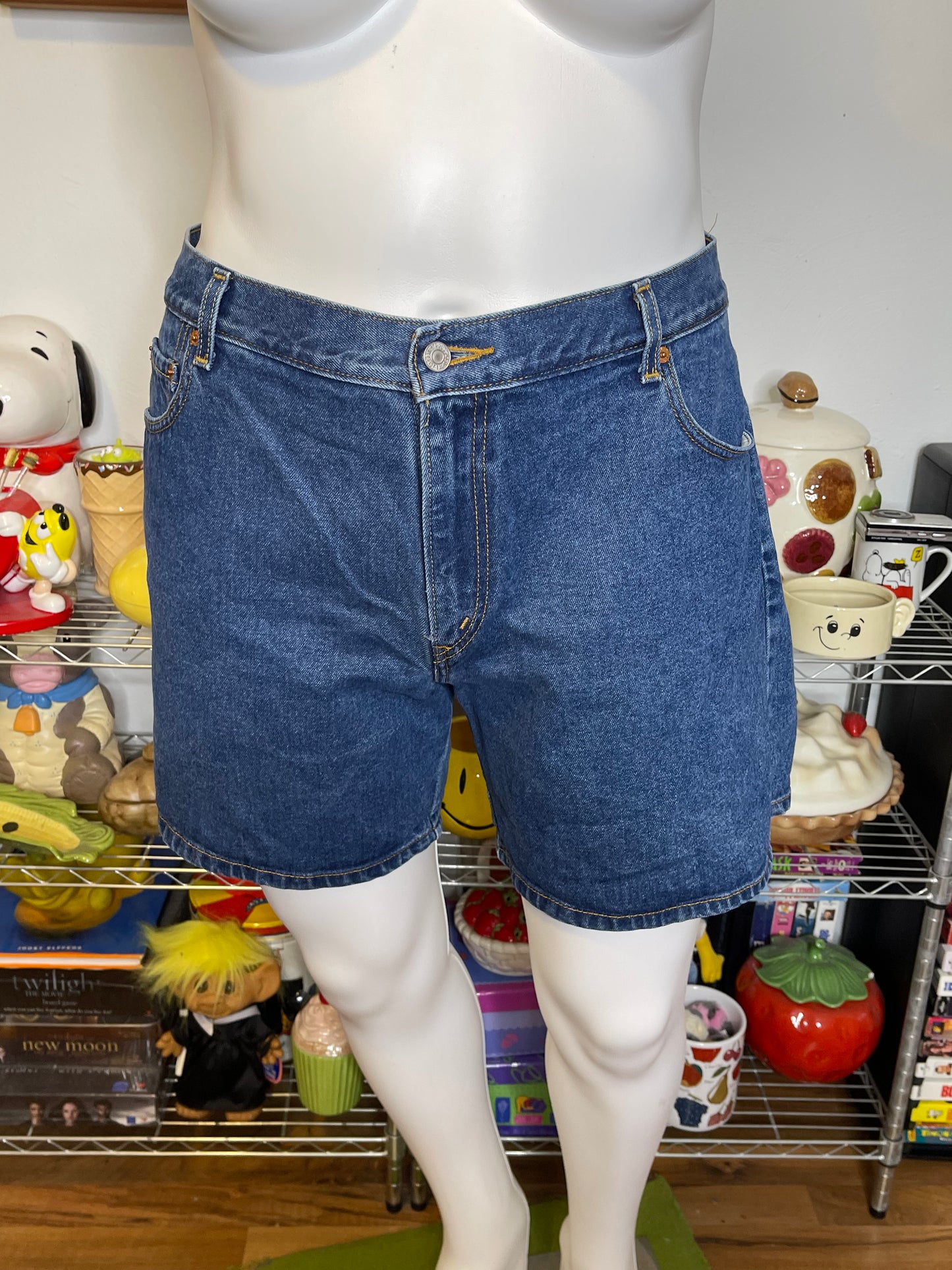 2000s Levi's 550 Medium Wash Denim Shorts Sz 18 36in