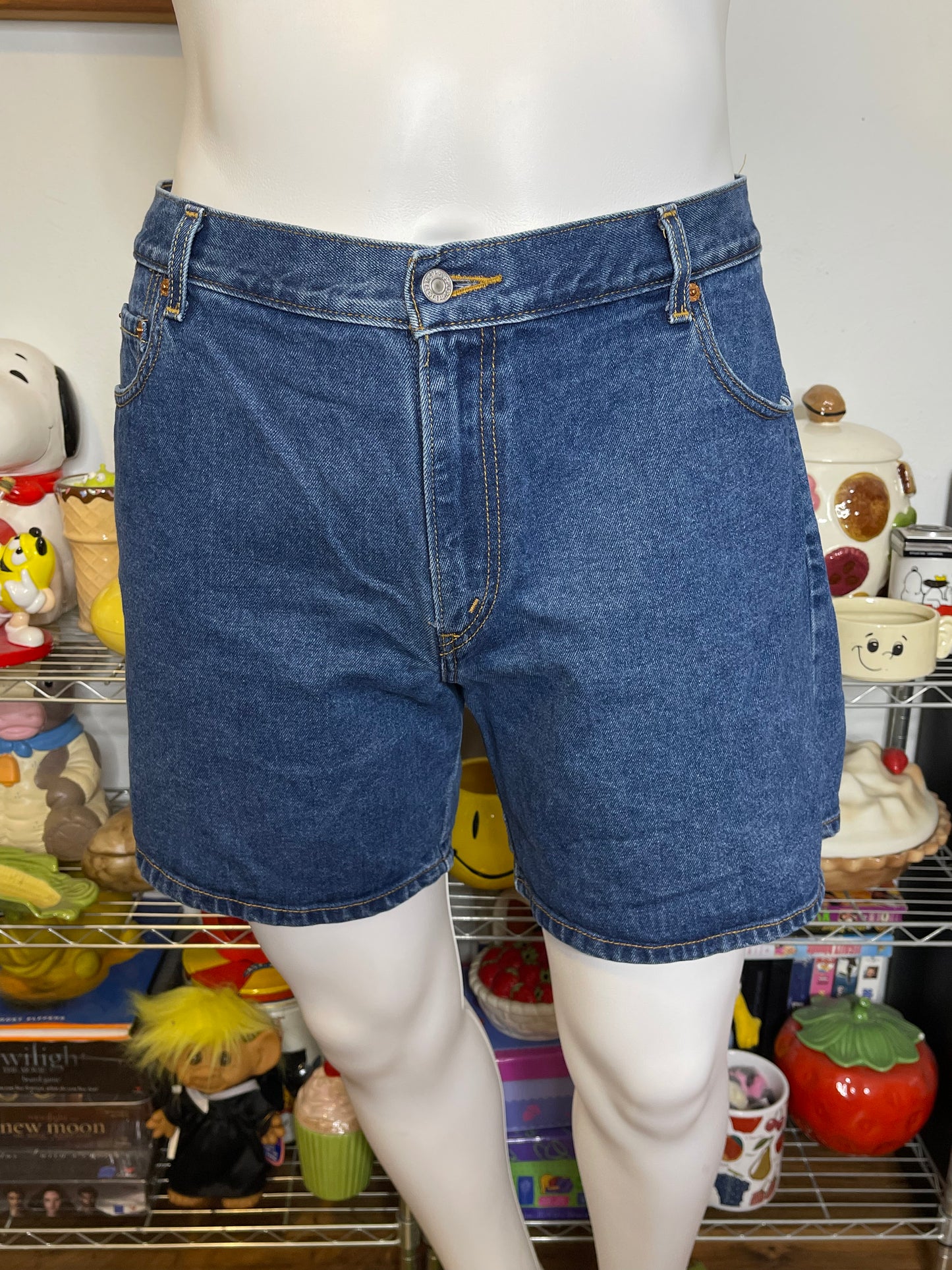 2000s Levi's 550 Medium Wash Denim Shorts Sz 18 36in