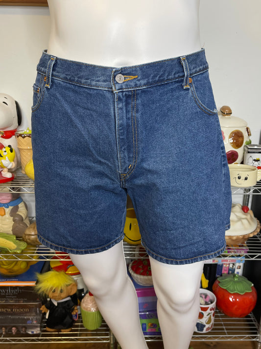 2000s Levi's 550 Medium Wash Denim Shorts Sz 18 36in