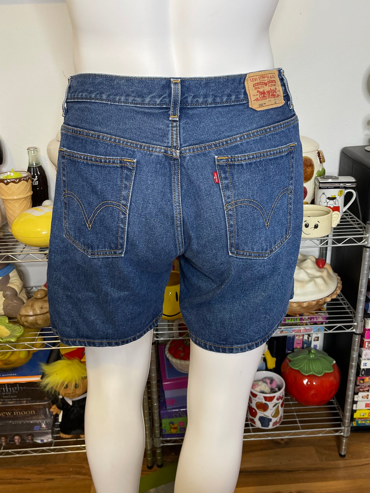2000s Levi's 550 Medium Wash Denim Shorts Sz 18 36in