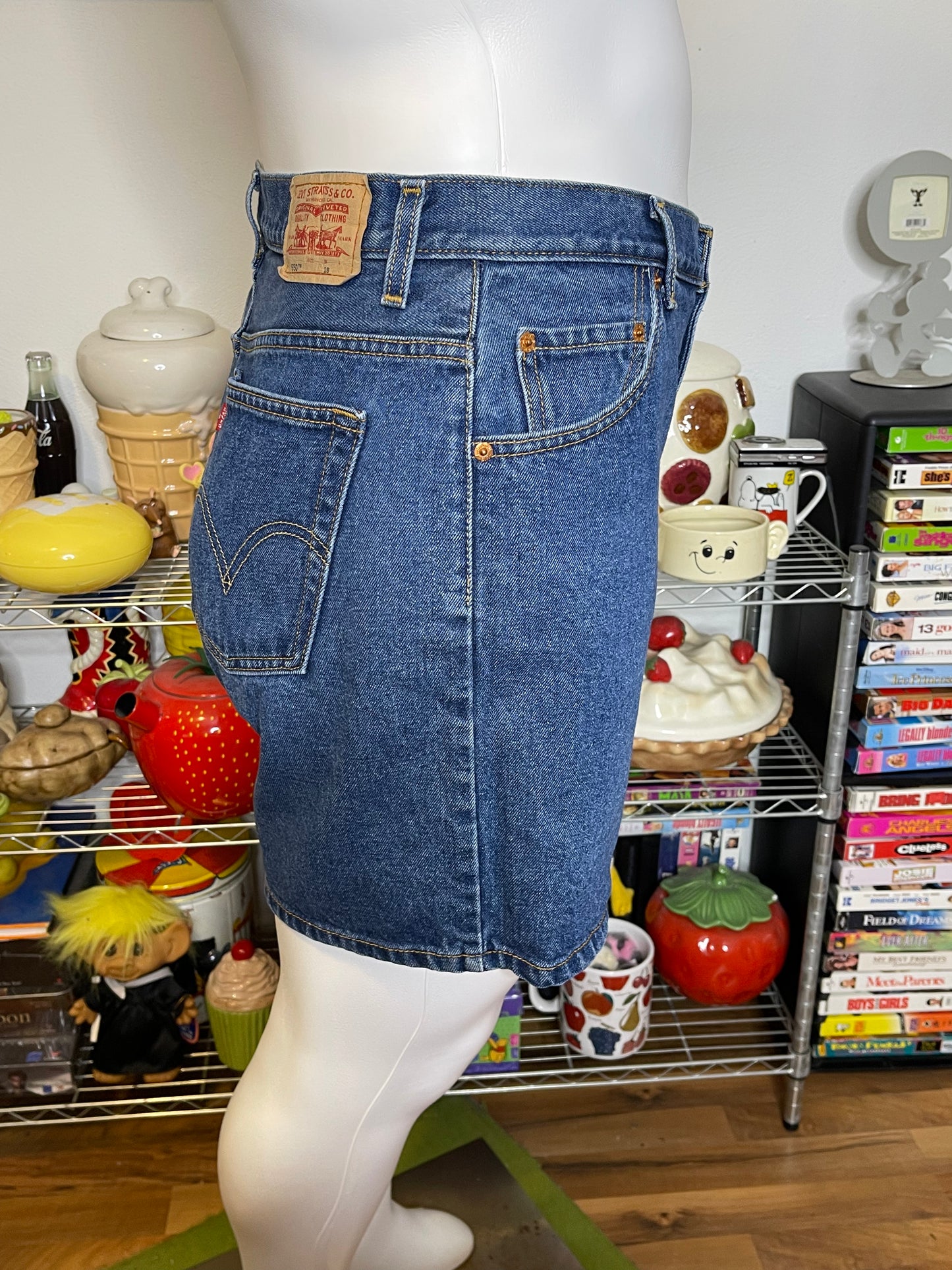 2000s Levi's 550 Medium Wash Denim Shorts Sz 18 36in