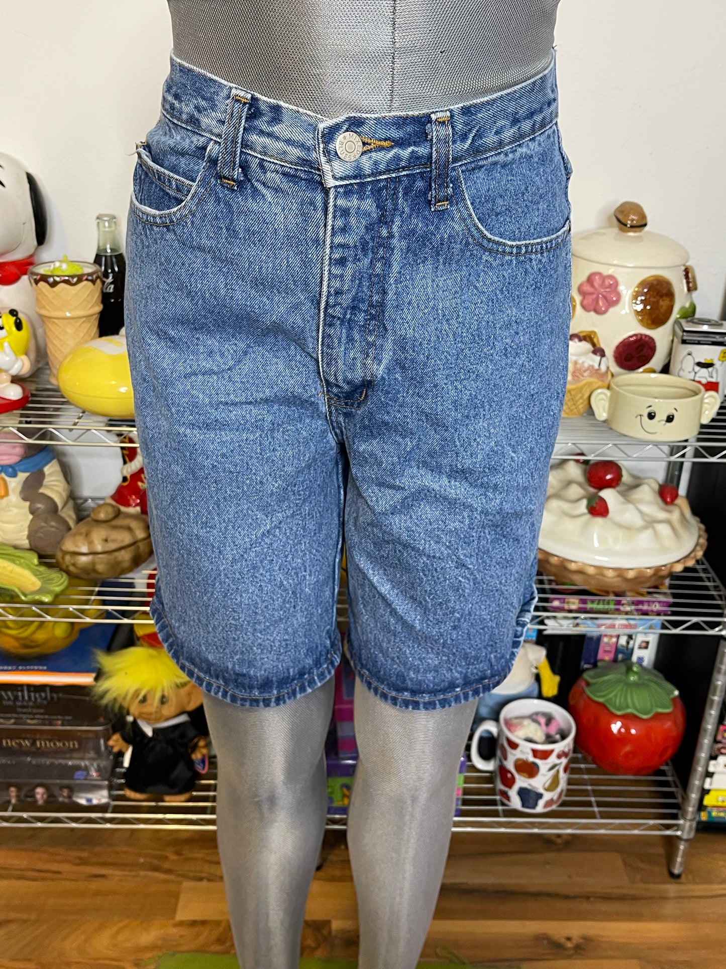 Vintage Medium Wash High Waisted Shorts Sz 27in