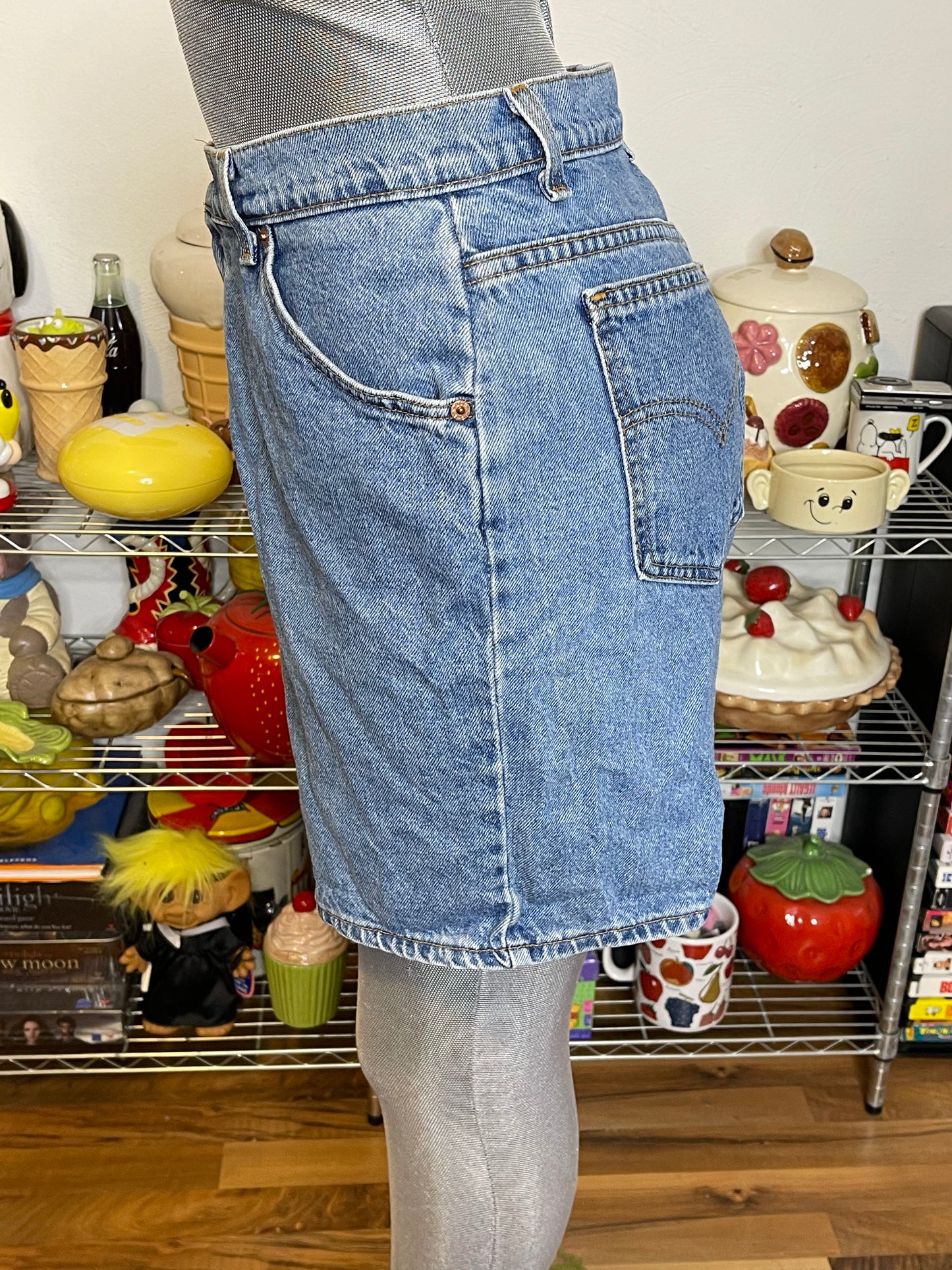 Vintage Levi's 950  Relaxed Fit White Tab Denim Shorts Sz 32in