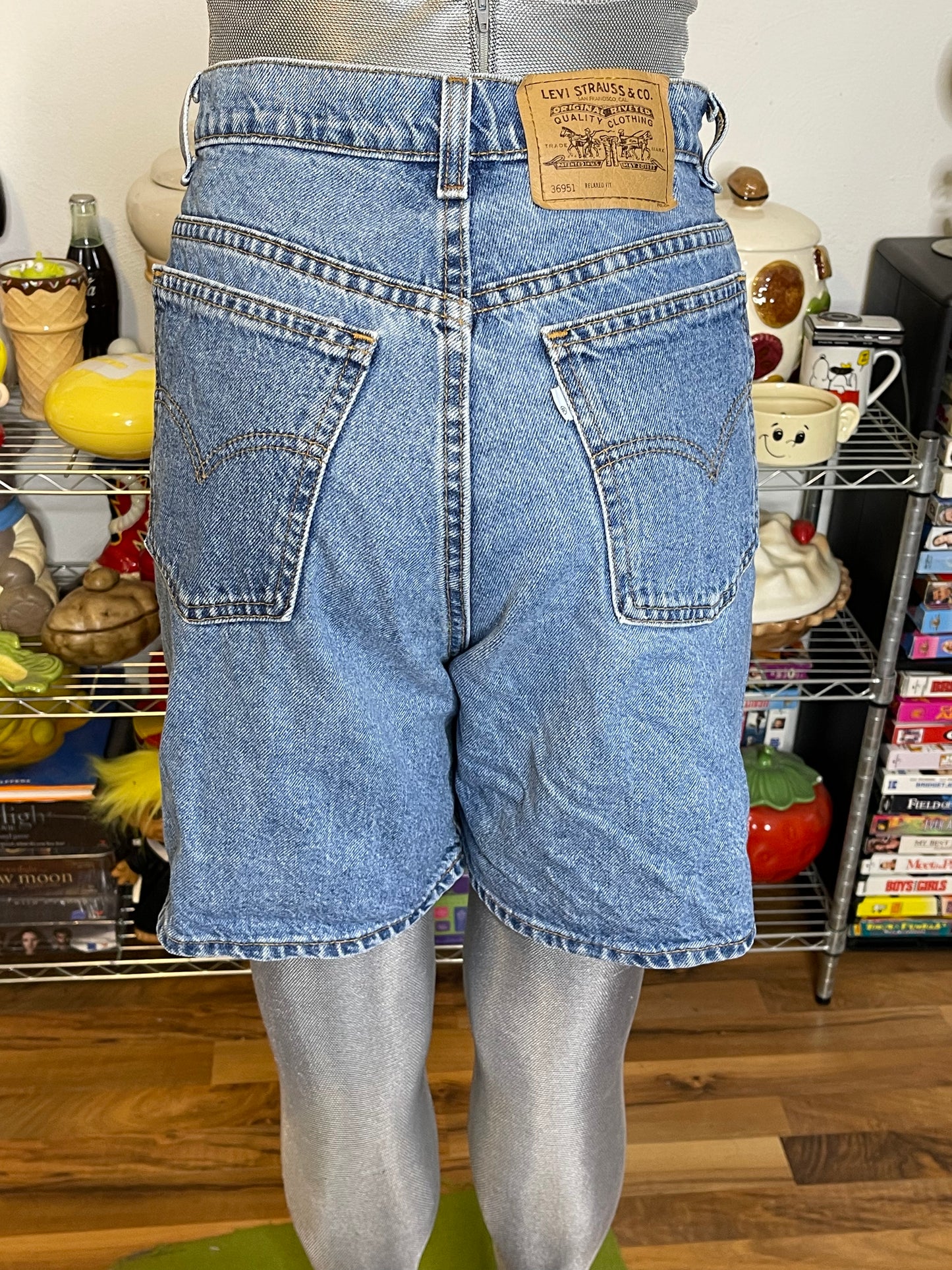 Vintage Levi's 950  Relaxed Fit White Tab Denim Shorts Sz 32in