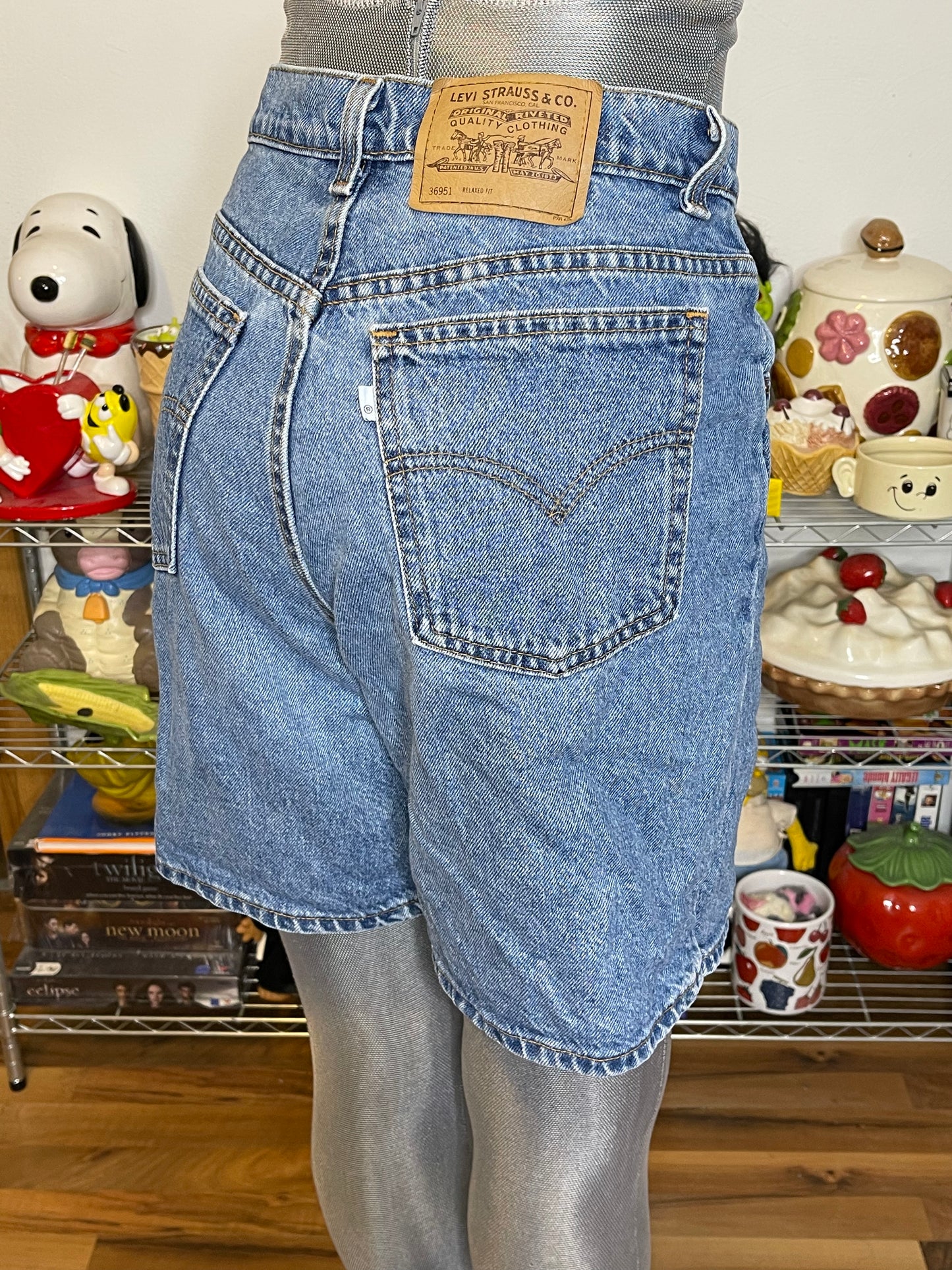 Vintage Levi's 950  Relaxed Fit White Tab Denim Shorts Sz 32in