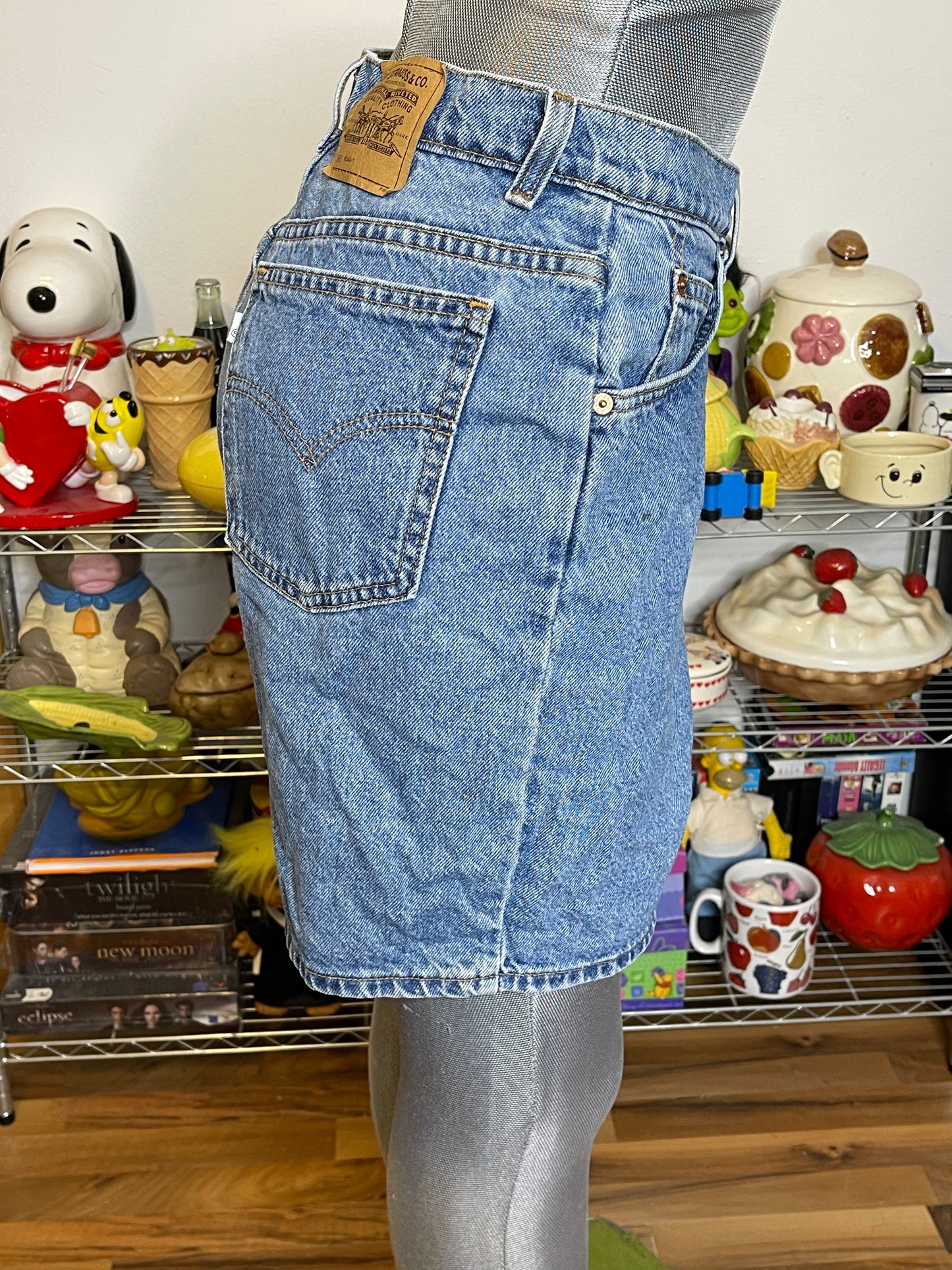Vintage Levi's 950  Relaxed Fit White Tab Denim Shorts Sz 32in