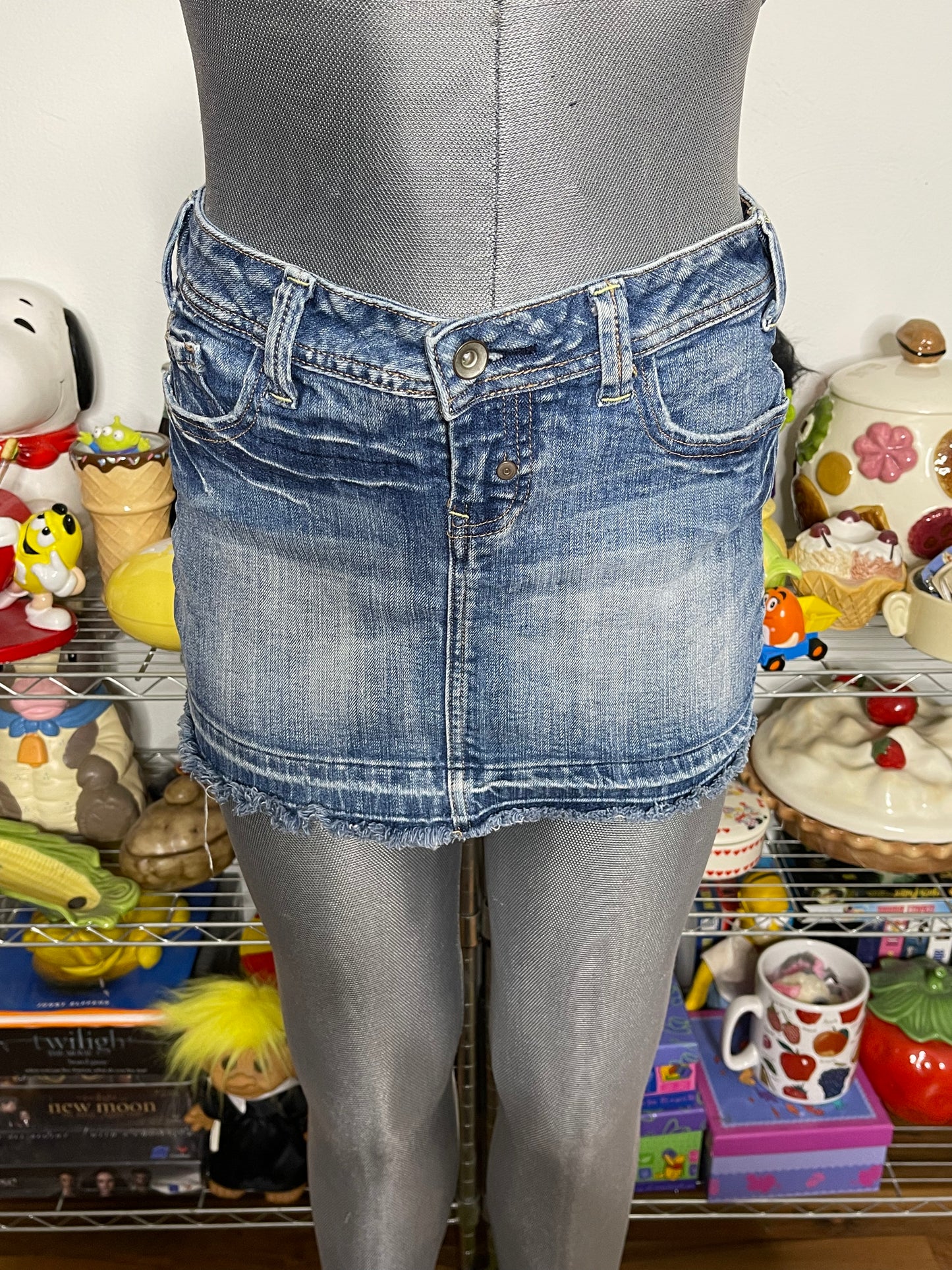 2000s Low - Mid Rise Denim Distressed Mini Skirt Sz 5
