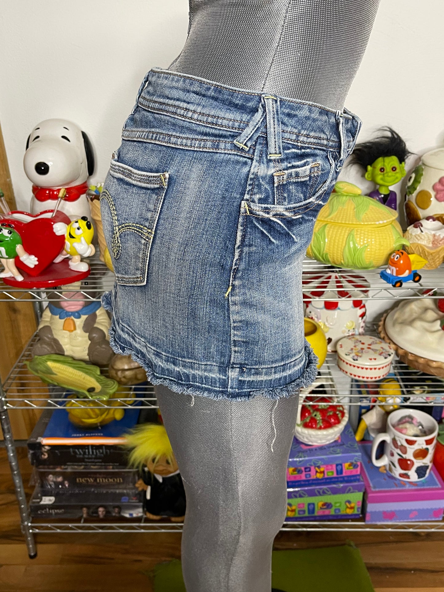 2000s Low - Mid Rise Denim Distressed Mini Skirt Sz 5