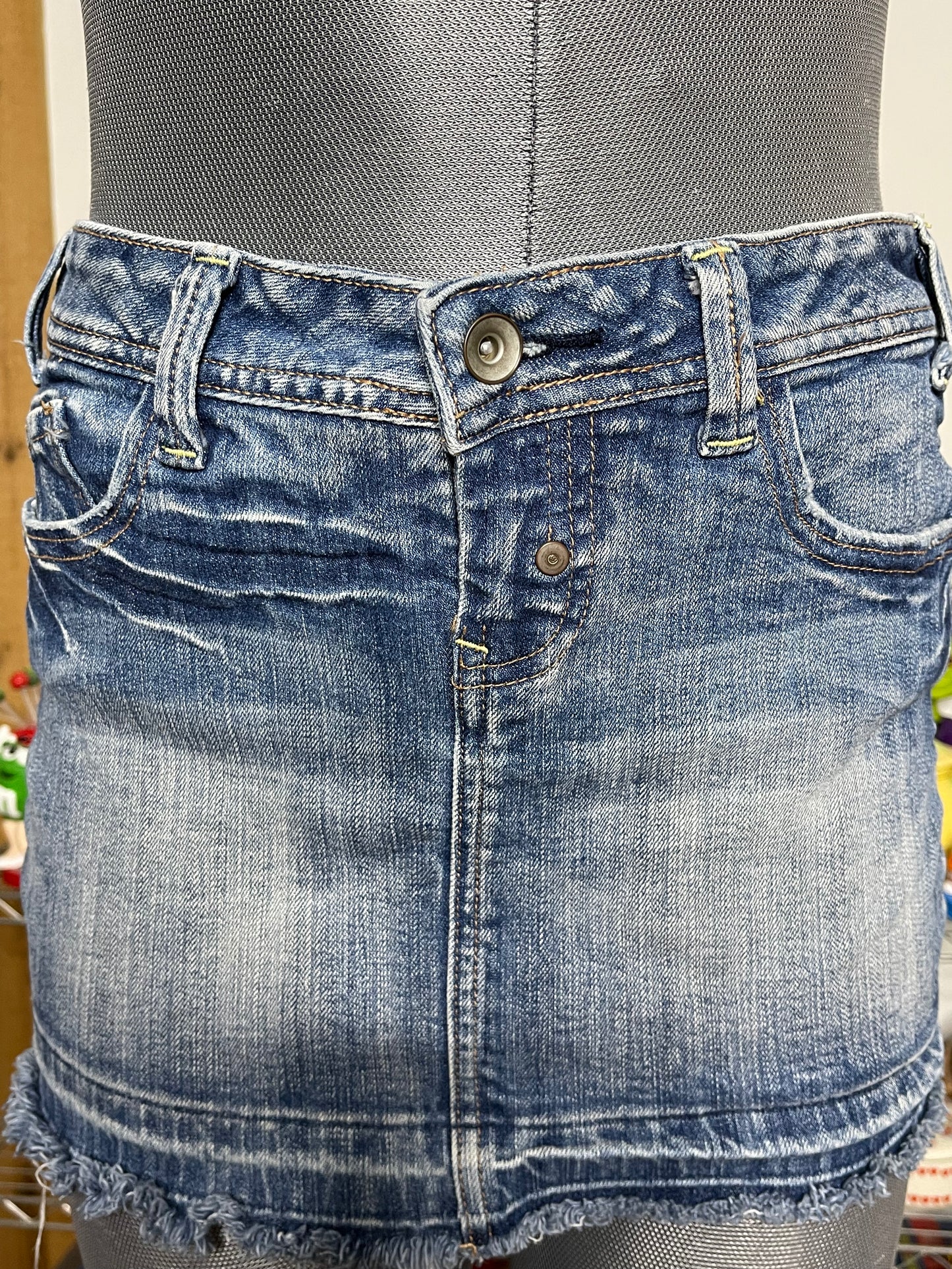 2000s Low - Mid Rise Denim Distressed Mini Skirt Sz 5
