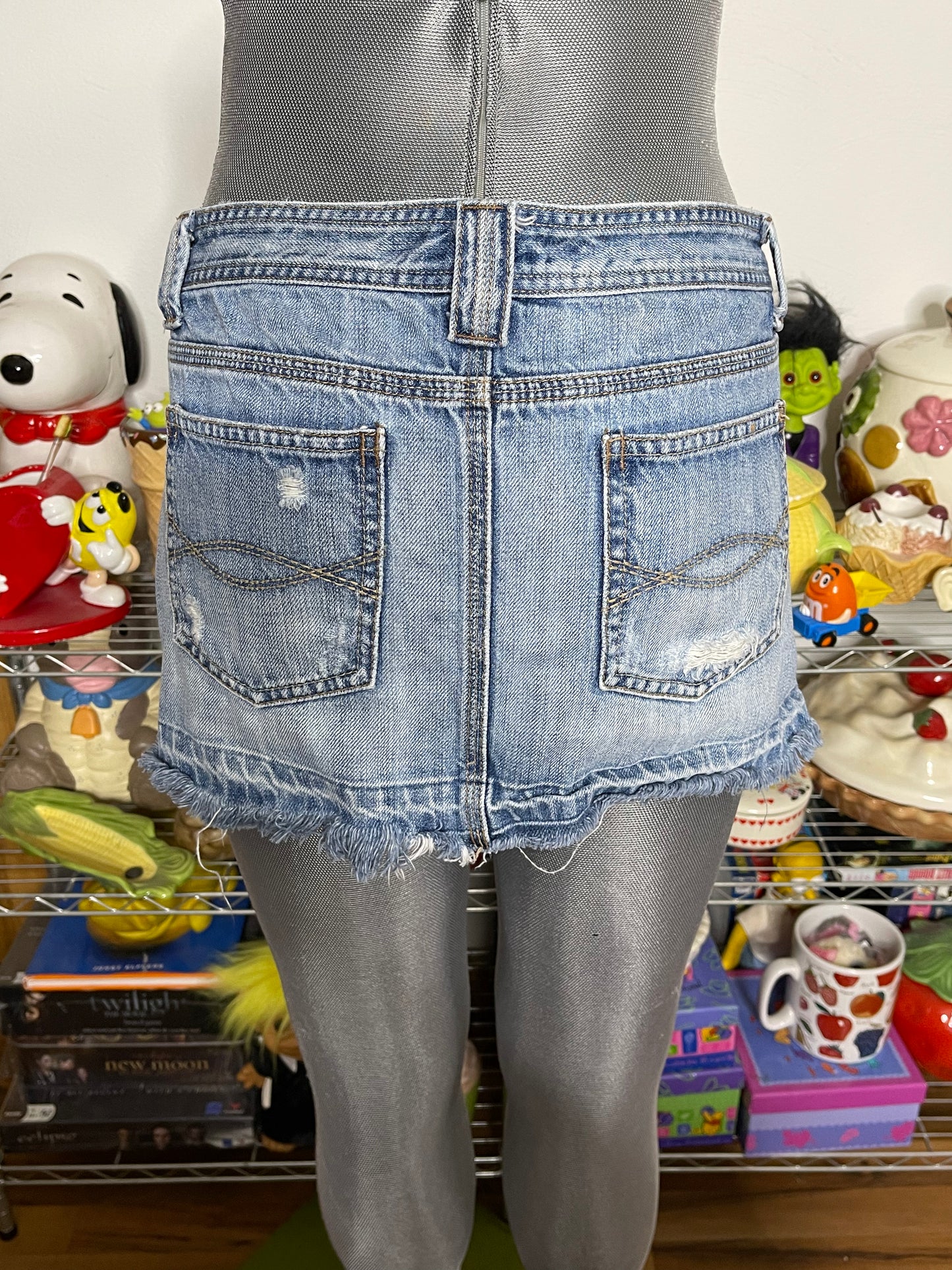 2000s Abercrombie & Fitch Light Wash Distressed Denim Mini Skirt Sz 8