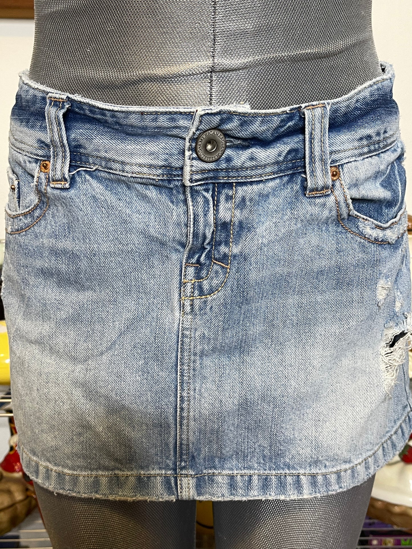 2000s American Eagle Light Wash Distressed Mini Skirt Sz 8