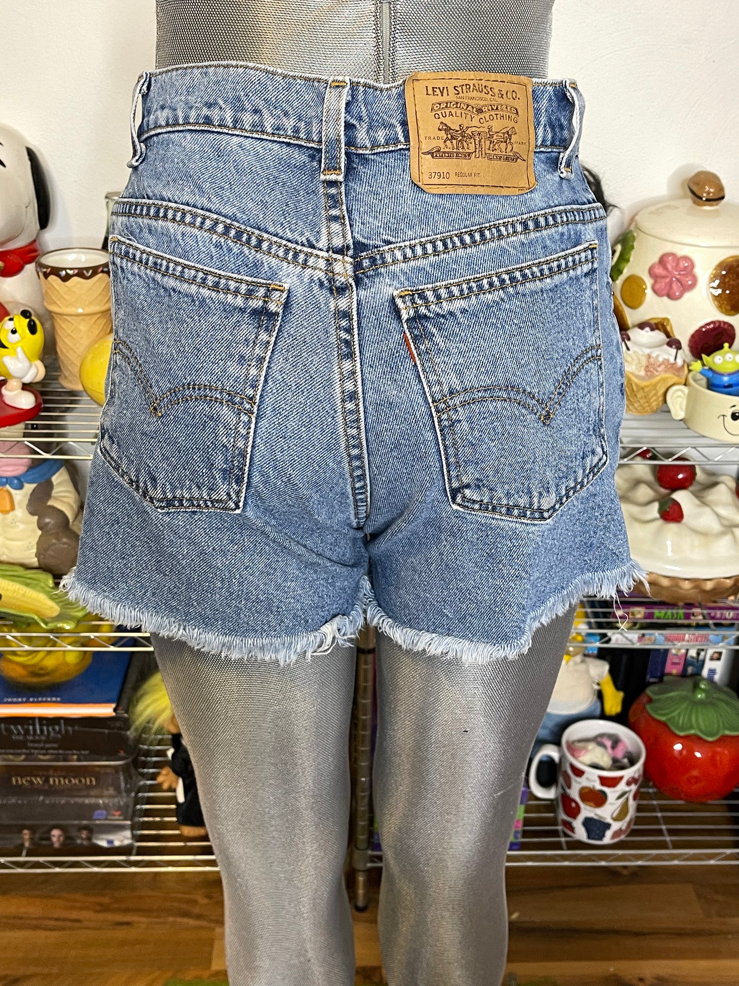 Vintage Levi's 910 High Waisted Distressed Cut Off Denim Shorts Sz 7 28in