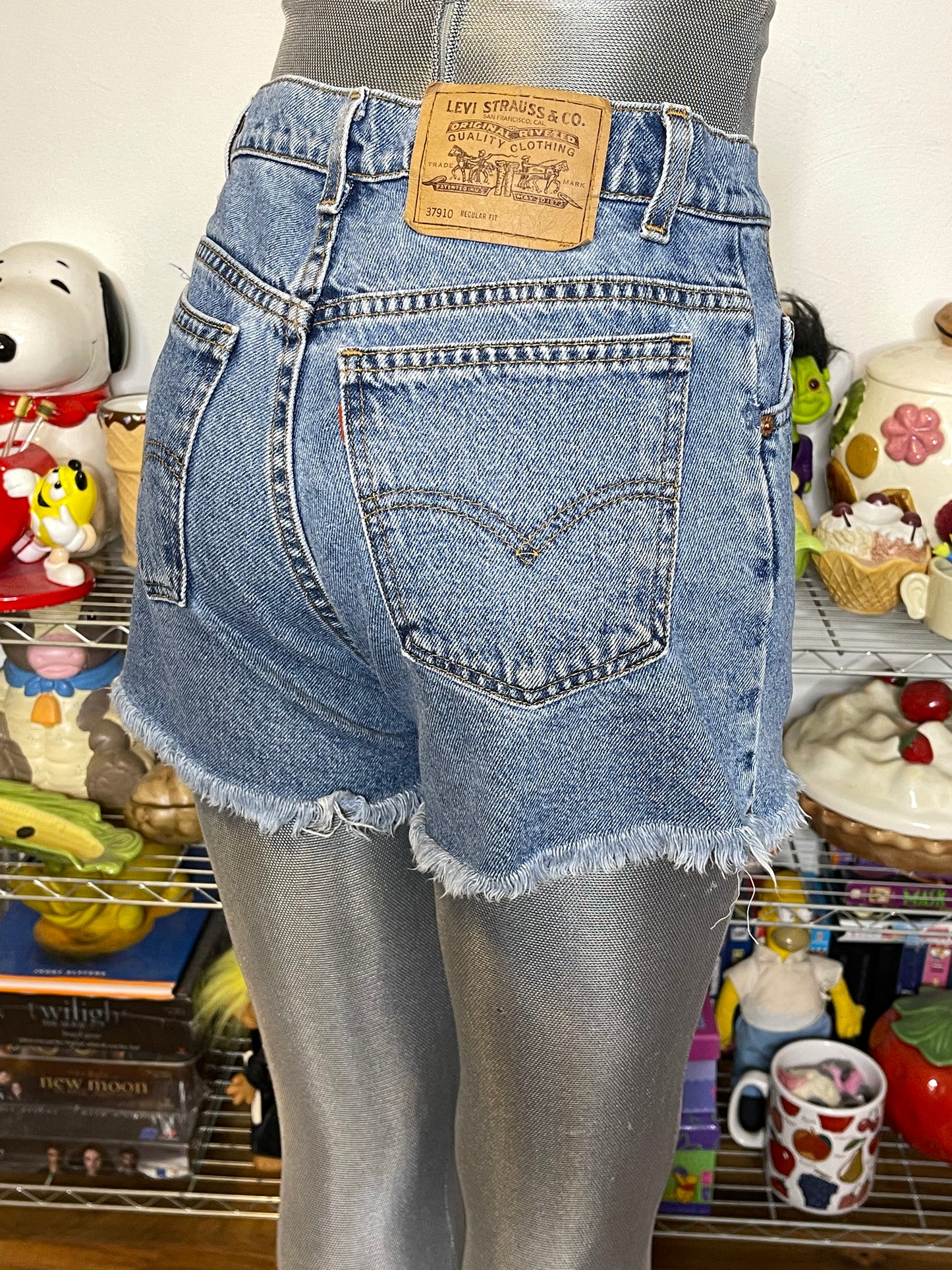 Vintage Levi's 910 High Waisted Distressed Cut Off Denim Shorts Sz 7 28in