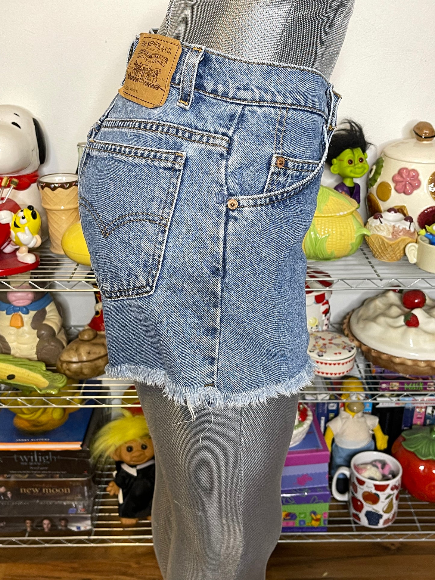 Vintage Levi's 910 High Waisted Distressed Cut Off Denim Shorts Sz 7 28in
