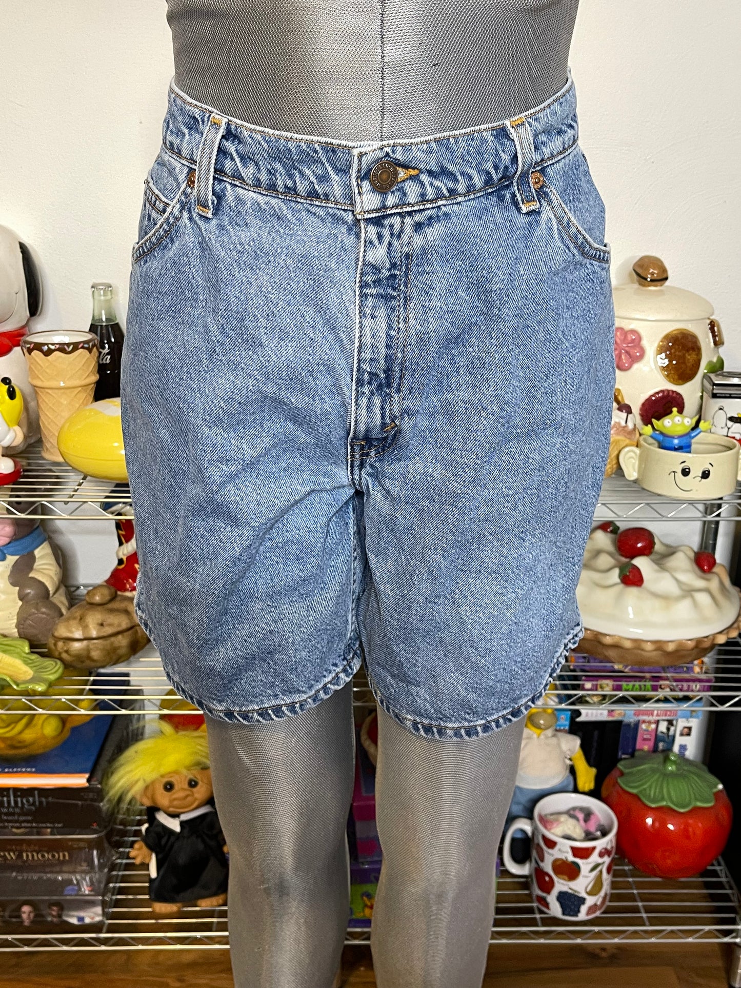 Vintage Levi's 950 Light Wash High Waisted Mom Denim Shorts Sz 14 32in