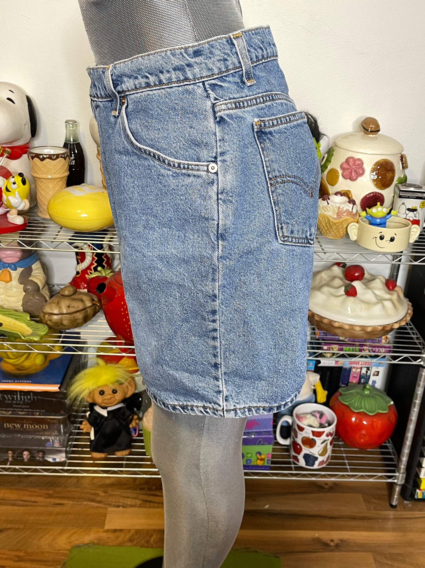 Vintage Levi's 950 Light Wash High Waisted Mom Denim Shorts Sz 14 32in