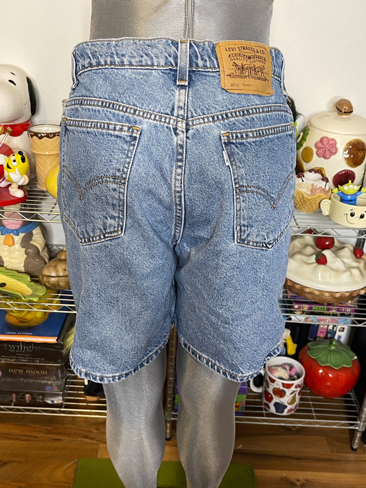 Vintage Levi's 950 Light Wash High Waisted Mom Denim Shorts Sz 14 32in