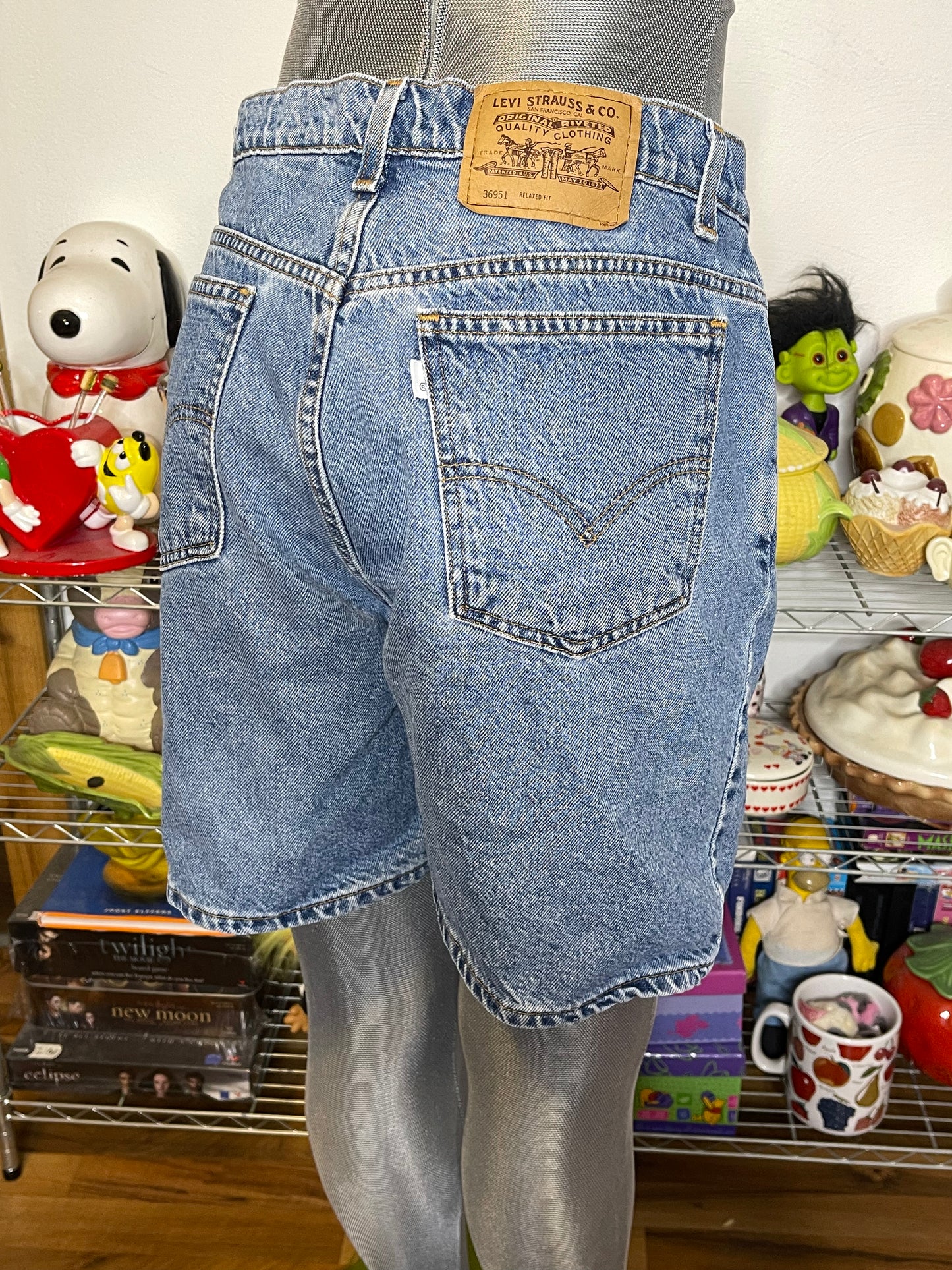 Vintage Levi's 950 Light Wash High Waisted Mom Denim Shorts Sz 14 32in