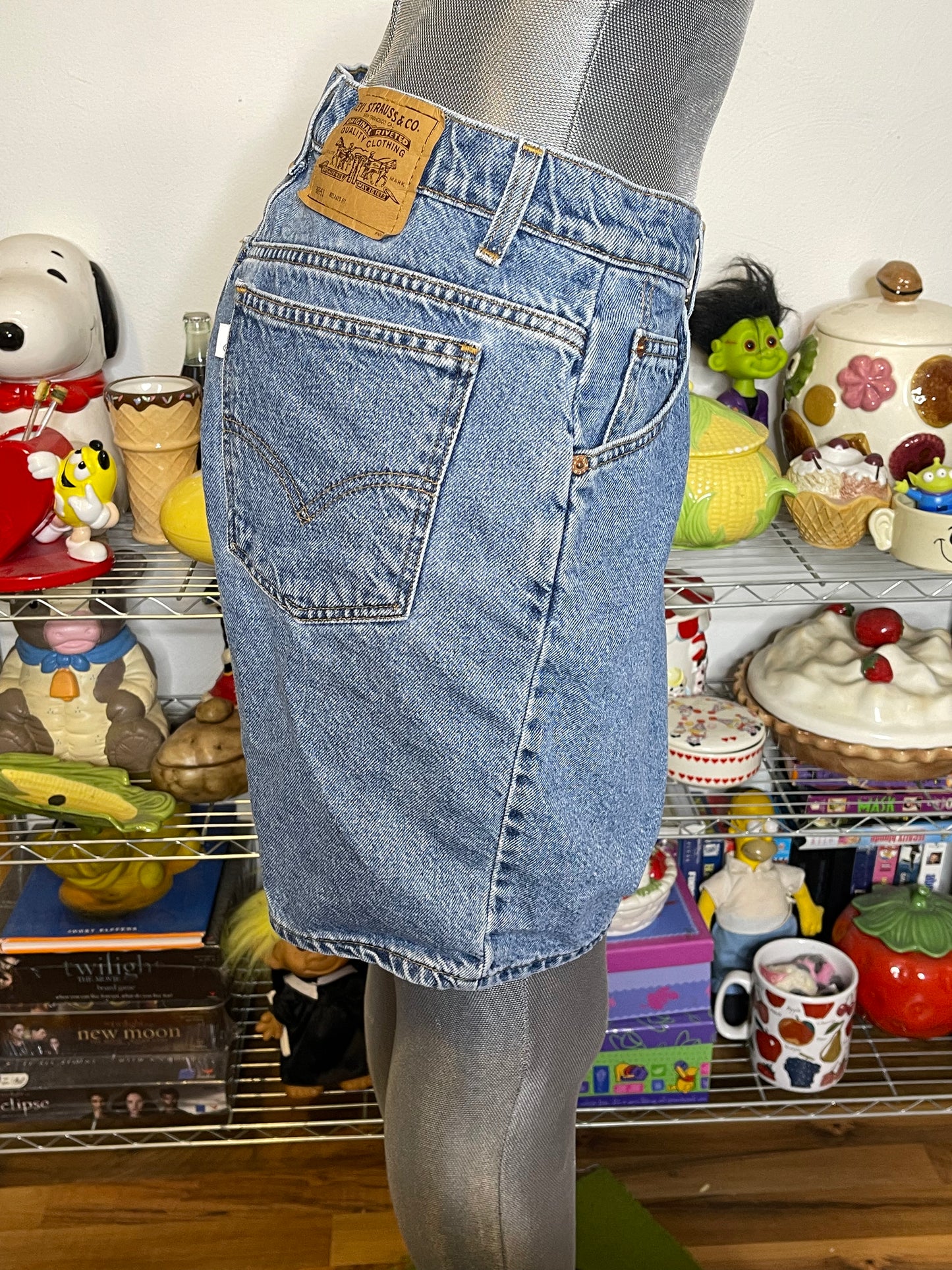 Vintage Levi's 950 Light Wash High Waisted Mom Denim Shorts Sz 14 32in