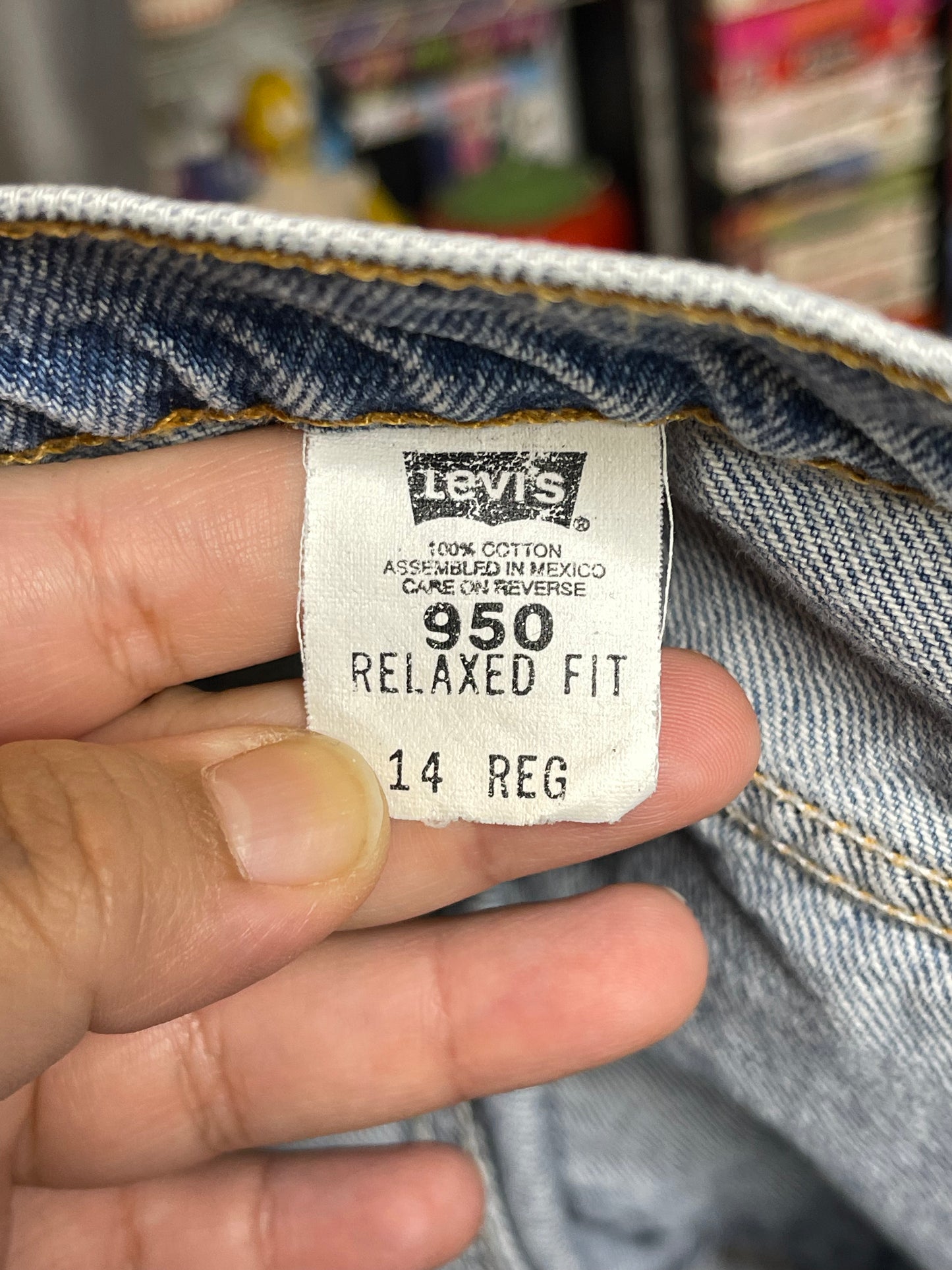 Vintage Levi's 950 Light Wash High Waisted Mom Denim Shorts Sz 14 32in