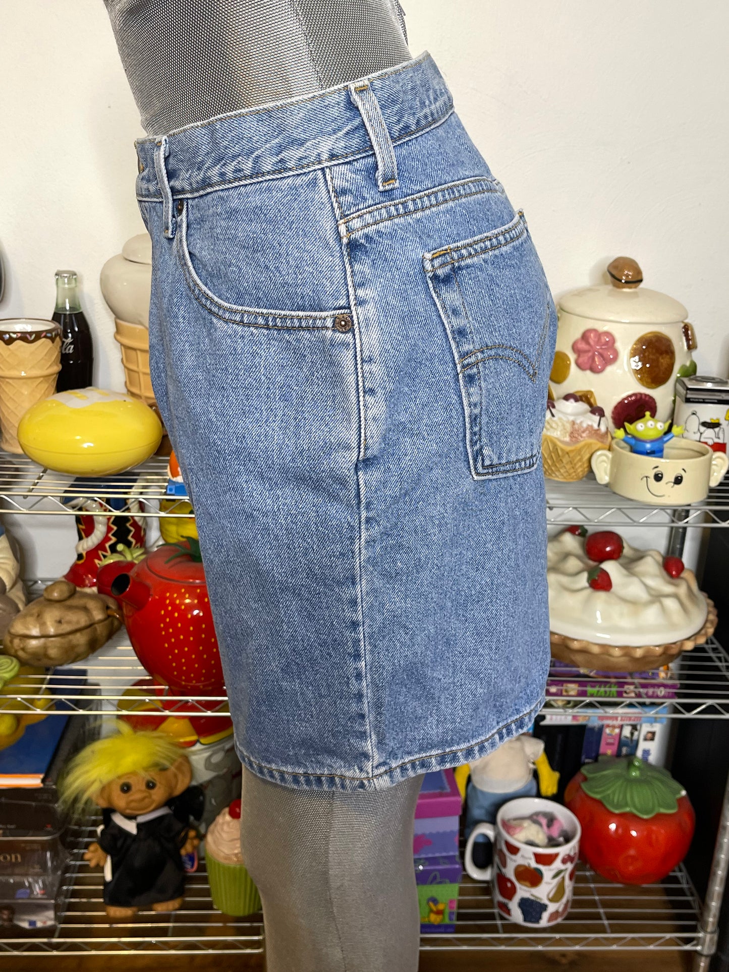 Vintage Light Wash Levi's High Waisted Mom Shorts Sz 32in