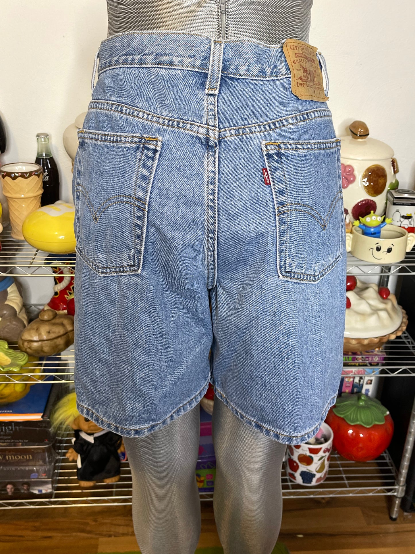 Vintage Light Wash Levi's High Waisted Mom Shorts Sz 32in