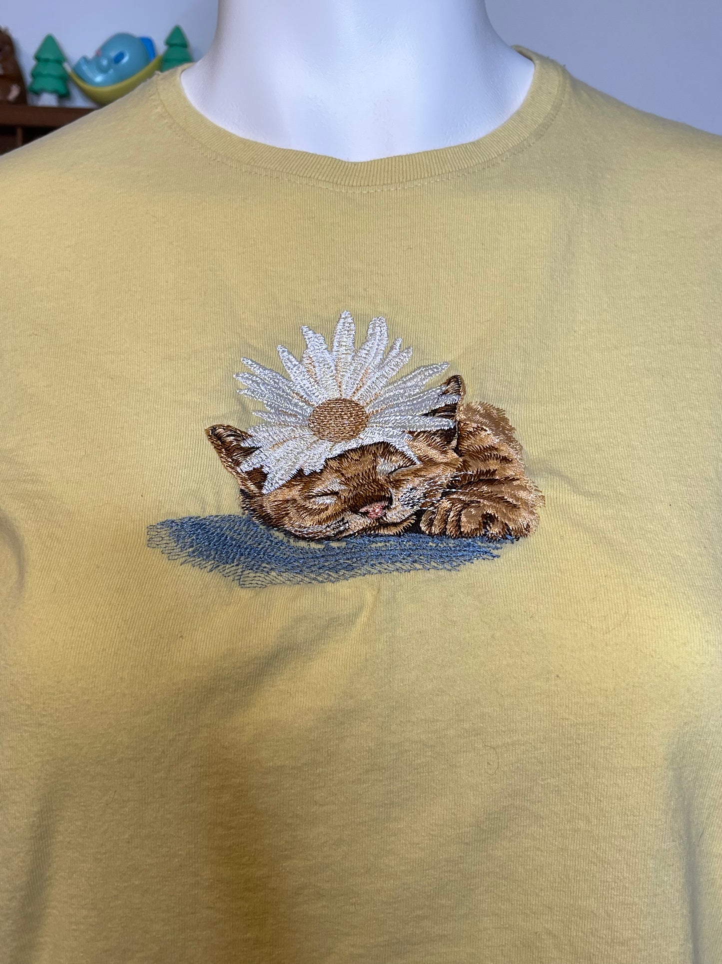 2000s Embroidered Sleepy Orange Cat With Daisy Tee Sz XL